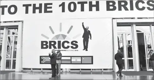  ?? PHOTO: ITUMELENG ENGLISH/AFRICAN NEWS AGENCY (ANA) ?? Delegates make their way at the Sandton Convention Centre for the three-day 10th Brics summit.