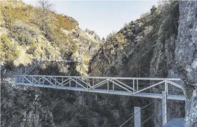 ?? PASARELAS DE PANTICOSA ?? Un tramo de las nuevas pasarelas instaladas sobre el río Caldarés en Panticosa.