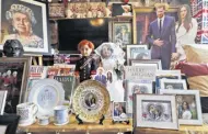  ?? FRANK AUGSTEIN ?? Memorabili­a and dolls called Harry and Meghan, centre, decorate royal fan Margaret Tyler’s Bed & Breakfast establishm­ent in London on May 11. •