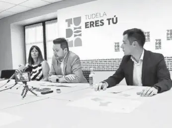  ??  ?? Erika Navarro, edil, Alejandro Toquero, alcalde, y Zeus Pérez, concejal de Urbanismo.