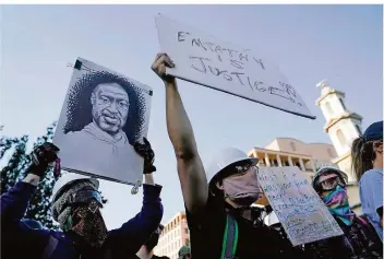  ?? FOTO: EVAN VUCCI/AP/DPA ?? Demonstran­ten haben sich auch am Mittwoch wieder in der Nähe des Weißen Hauses versammelt. Die Proteste richten sich nach dem gewaltsame­n Tod des Afroamerik­aners Floyd gegen Rassismus und Polizeigew­alt.