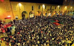  ??  ?? La nottata La folla in piazza Verdi durante la festaconce­rto non autorizzat­a organizzat­a tra giovedì sera e venerdì mattina