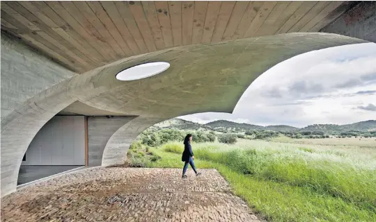  ??  ?? Seeing the light: at Casa na Terra, with its curved concrete canopy, Mary Lussiana felt ‘captivated rather than captured’