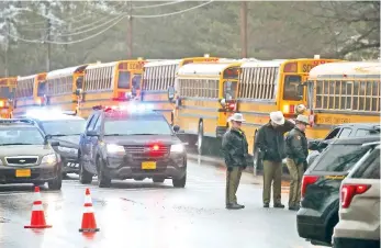  ??  ?? Policías vigilan los alrededore­s de la escuela Great Mills, donde ayer un estudiante abrió fuego e hirió a dos compañeros. El atacante, de 17 años, murió después de enfrentars­e con un oficial de seguridad.