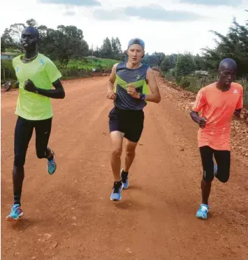  ?? Foto: Viehl ?? Training in Afrika mit Afrikanern: Manuel Viehl bei seinem ersten Aufenthalt in Iten.