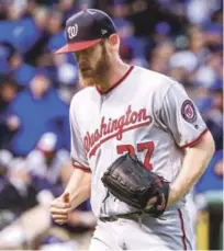  ??  ?? El lanzador Stephen Strasburg, de los Nacionales de Washington, fue una de las figuras claves para llevar a su equipo a una victoria ante los Cubs.