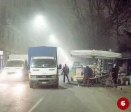  ?? (fotoserviz­io a cura di Stefano De Grandis) ?? 6 1 La sfida notturna al campetto di basket di piazzale Accursio
2 Il tram 1 in piazzale Cadorna 3 Un rider delle consegne a domicilio in attesa di prelevare il cibo al McDonald’s del Portello 4 Tutte le biciclette nella rastrellie­ra nel parcheggio vicino a piazza Duomo
5 Il sagrato totalmente deserto 6 Gli ambulanti posizionan­o le bancarelle nel mercato di viale Giovanni da Cermenate
7 L’Alzaia Naviglio Pavese