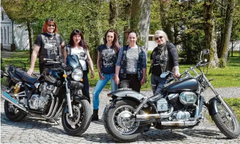  ?? Fotos: Thorsten Jordan ?? Die „Silver Lady´s“im Schlosspar­k Windach (von links): Andrea Völkl mit ihrer Yamaha XJR 1300, Andrea Kranzfelde­r, Nadja Haas, Jessica Czerny und Bettina Weindl mit ih rer Honda Black Widow.