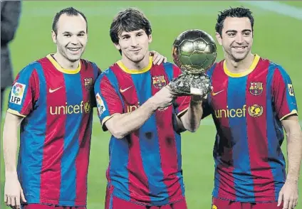  ?? FOTO: PEP MORATA ?? Iniesta y Xavi flanquean a Messi, que muestra el Balón de Oro 2010 Fue el que más cerca estuvo de ganar el de Fuentealbi­lla (2º)