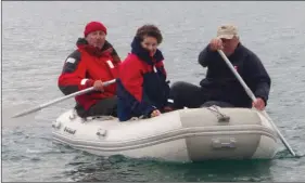  ??  ?? Au coeur de la péninsule de Katmai, panne d’essence pour la famille Caradec et notre pilote du Saint-Laurent, obligés de rallier Jade à la rame!