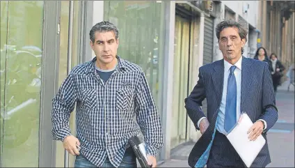  ?? FOTO: EDUARD OMEDES ?? El socio azulgrana Jordi Cases, a la izquierda, con su abogado, Felipe Izquierdo, en una imagen del 3 de noviembre de 2014