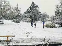  ??  ?? 1. El cruce de rutas que desvía a San Francisco del Chañar mostraba ayer todo el paisaje tapizado de nieve. (FACEBOOK DIARIO PRIMER INFORME) 2. Los niños del norte cordobés fueron los más asombrados por un fenómeno muy inusual para esa zona. (GENTILEZA JULIA PEUSER) 3. En el pueblo de Caminiaga, otra postal de la nieve sobre plazas, calles y viviendas. (GENTILEZA MUNICIPIO DE CAMINIAGA)