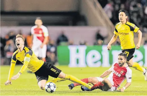 ?? FOTO: IMAGO ?? Unerlaubte­r Einsatz: Joao Moutinho holt Dortmunds Marco Reus, dem nach der Pause der Treffer zum 1:2 gelang, von den Füßen.
