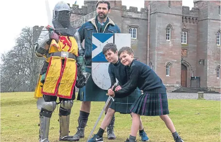  ?? Picture: Angus Findlay. ?? The sport’s ambassador, Chris Capaldi, with a knight from the Scottish Knight League and Perthshire brothers Doug and Rory Baird at a ceremony to announce the teams.