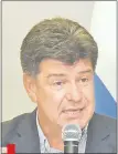  ??  ?? Efraín Alegre (PLRA), candidato presidenci­al de la Alianza y uno de los heridos durante el 31M.