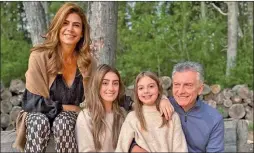  ?? INSTAGRAM ?? AÑO NUEVO. El ex presidente con su familia en La Angostura.