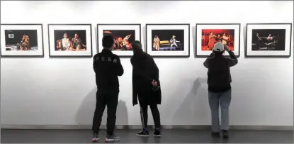  ?? ?? A photo exhibition held in Beijing marks the 40th anniversar­y of the small-theater scene in China.