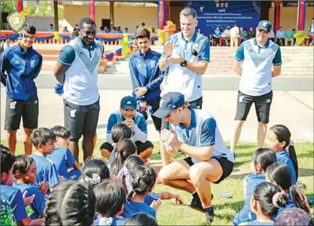  ?? VISAKHA FC ?? Simon Mcmenemy (standing centre), the newly appointed head coach of Visakha FC, meets young footballer­s in Kampot province on January 16.