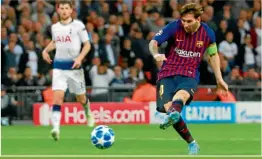  ??  ?? Messi dispara así para marcar uno de sus dos tantos ante Tottenham.