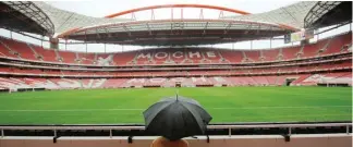  ?? MIGUEL RIOPA/AFP PHOTO ?? PUNYA KENANGAN: Suasana Estadio Da Luz. Stadion ini pernah menjadi saksi keberhasil­an Real Madrid meraih la decima.