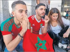  ??  ?? DESOLACIÓN. Bouhaddouz rompió a llorar sobre el césped. PERPLEJOS. La afición no se creía la derrota de Marruecos.