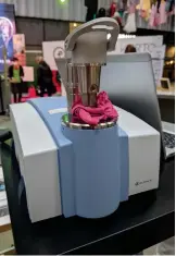  ?? ?? Den här maskinen kan avläsa vilket material ett plagg är gjort av. Det som står på lapparna stämmer inte alltid.