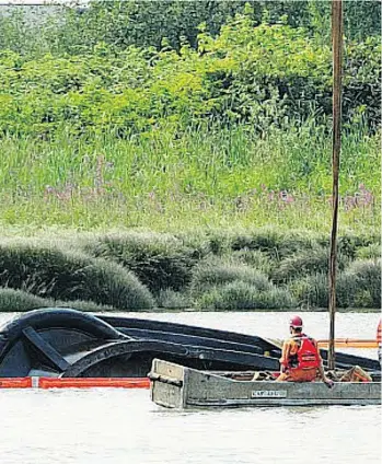  ?? NICK PROCAYLO ?? Salvage crews work to raise a sunken tugboat, the George H. Ledcor, in the north arm of the Fraser River off Fraser River Park on Wednesday. The tugboat capsized while hauling a gravel barge Monday night.