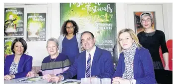  ??  ?? Leczinska Mornet, conseillèr­e municipale, la déléguée du Crédit Mutuel, et les membres de Vents et Marées présentent le nouveau Festival des festivals.