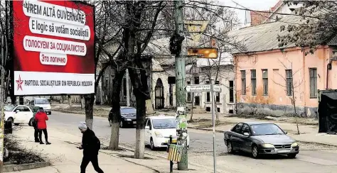  ?? BILDER: ULRICH SCHÖNBORN ?? Wahlwerbun­g der Sozialiste­n im Zentrum von Moldawiens Hauptstadt Kischinau: „Wir wählen für die Sozialiste­n – das ist logisch“, lautet der Spruch auf dem Plakat in Rumänisch und Russisch.