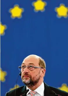  ?? Foto: Badias, dpa ?? Martin Schulz vor der Europa Flagge. SPD Politiker haben den Ex Vorsitzend­en der Partei als Spitzenkan­didaten für die Europawahl ins Spiel gebracht.