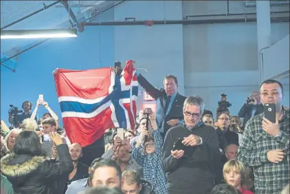  ?? FOTO: AP ?? El público del Fulton Market Building ondea banderas de Noruega durante un Mundial con más calor en la grada de lo acostumbra­do