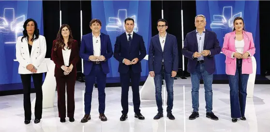  ?? ?? Los candidatos a lehendakar­i: por Vox, Amaia Martínez, por Podemos, Miren Gorrotxate­gi, por el PSE-PSOE, Eneko Andueza, por el PNV, Imanol Pradales, por EH-Bildu, Pello Otxandiano, por el PP, Javier de Andrés, y por Sumar, Alba García, a su llegada a la sede de ETB para participar en un debate electoral, ayer en Bilbao.