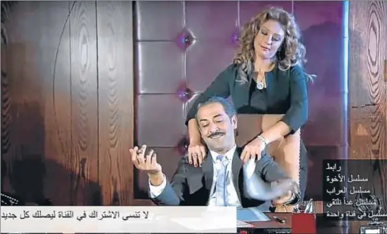  ?? . ?? ‘Anillos’. Una escena de la popular serie televisiva siria ‘Anillos’, sobre un hombre de
negocios de éxito y sus relaciones con las mujeres