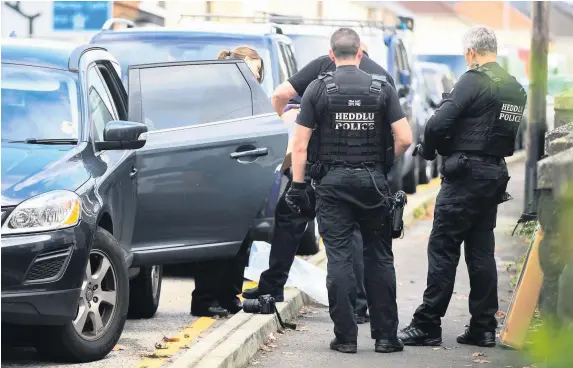  ?? ROBERT MELEN ?? Police respond to an incident on Peniel Green Road in the Llansamlet area of Swansea