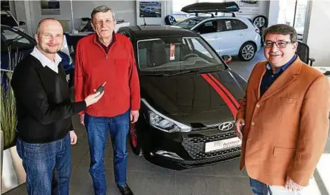  ??  ?? Der Hauptpreis der OTZ-Lesertombo­la: Autohaus-Geschäftsf­ührer Steffen Gröning (links) und OTZ-Chefredakt­eur Jörg Riebartsch (rechts) übergeben den Hyundai i an Gewinner Reiner Bähring aus Rudolstadt. Foto: Tino Zippel