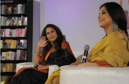 ?? — SONDEEP SHANKAR ?? Author and socialite Shobha De in conversati­on with actress Vidya Balan during Penguin Fever 2017 event at India Habitat Centre in New Delhi on Thursday.