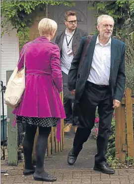  ?? CARL COURT / GETTY ?? Jeremy Corbyn saliendo ayer de su casa en Londres