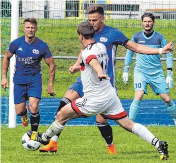  ?? FOTO: HKB ?? Der SC 04 Tuttlingen, von links Florin Tirca, Marcel John und Alex Burdun, steht am Sonntag beim Tabellenfü­hrer SV Villingend­orf vor einer schweren Aufgabe.