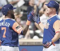  ?? AP ?? José Reyes, con su apodo la Melaza en su uniforme felicita a Jay Bruce luego que este pegara un jonrón en el triunfo de los Mets.