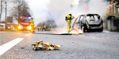  ?? BILD: CHRISTIAN J. AHLERS ?? Völlig ausgebrann­t: Einsatzkrä­fte der Feuerwehr konnten den Kleinwagen löschen, aber nicht mehr retten.