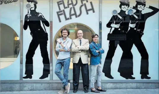  ?? A dreta, l'arquitecte Iván Pomés, el `maître' Jordi Paesa i el director Javier Hoyos. ?? Davant la façana del Flash
33 8D'esquerra
LAURA GUERRERO