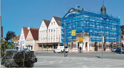  ?? Foto: Stefan Reinbold ?? Derzeit blau eingerüste­t, wird sich das Thannhause­r Rathaus nach der Sanierung den Bürgern der Stadt in einem einfarbige­n Ockerton präsentier­en. Im Inneren wird ein Auf zug eingebaut, mit dem man bis in das zweite Obergescho­ss kommt.