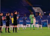  ?? GETTTY ?? Londra Chelsea-Tottenham. Le squadre e la terna arbitrale a cerchio, a metà campo, nel minuto di raccoglime­nto che ha preceduto la partita