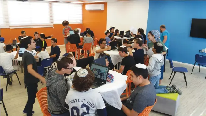  ?? (Photos: Courtesy AMIT) ?? STUDENTS AT Amit Nahshon in Mateh Yehuda work in a classroom without walls.