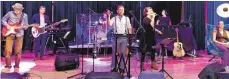  ?? FOTO: JÜRGEN EMMENLAUER/ST. ELISABETH-STIFTUNG ?? Die Gruppe „Lauschgold“lud im Festsaal Heggbach zu einer zauberhaft­en musikalisc­hen Reise ein.