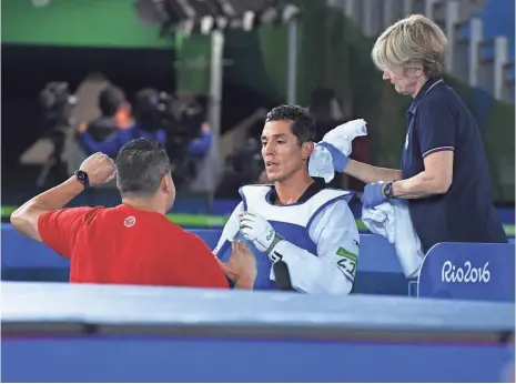  ?? ROBERT HANASHIRO, USA TODAY SPORTS ?? Steven Lopez, center, talking to his brother and coach Jean at the Rio Olympics last Aug. 19, left the 2016 Games without a medal.