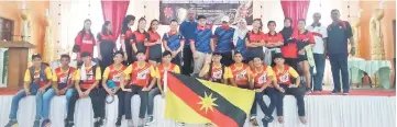  ??  ?? Players and officials pose with Ganisan (seventh left) and Sarawak team manager Ramachandr­an Ramasamy (right) who is also Sarawak Kabaddi Associatio­n president.