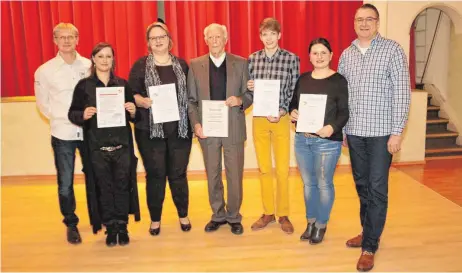  ?? FOTO: GABRIEL RINALDI ?? DHV-Bezirksvor­sitzender Mario Nortmann mit den Geehrten (von links) Kathrin Gass, Julia Burgbacher, Walter Messner, Sebastian Lang und Monika Kohler sowie dem Vorsitzend­en Frank Kitzke.