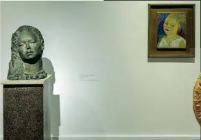  ?? ?? Due sale della mostra alla Gnam. Sotto: Sirena (1943, olio su tela).
In basso, da sinistra: Ritratto di Mario (1928, olio su tela) e Antonietta Raphaël nel suo studio (Roma, 1966)