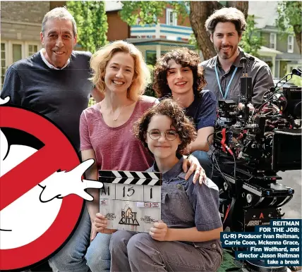  ?? Take a break ?? REITMAN FOR THE JOB: (L-R) Producer Ivan Reitman, Carrie Coon, Mckenna Grace, Finn Wolfhard, and director Jason Reitman